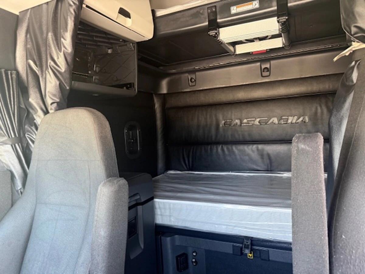 2025 Freightliner Cascadia — photo 9