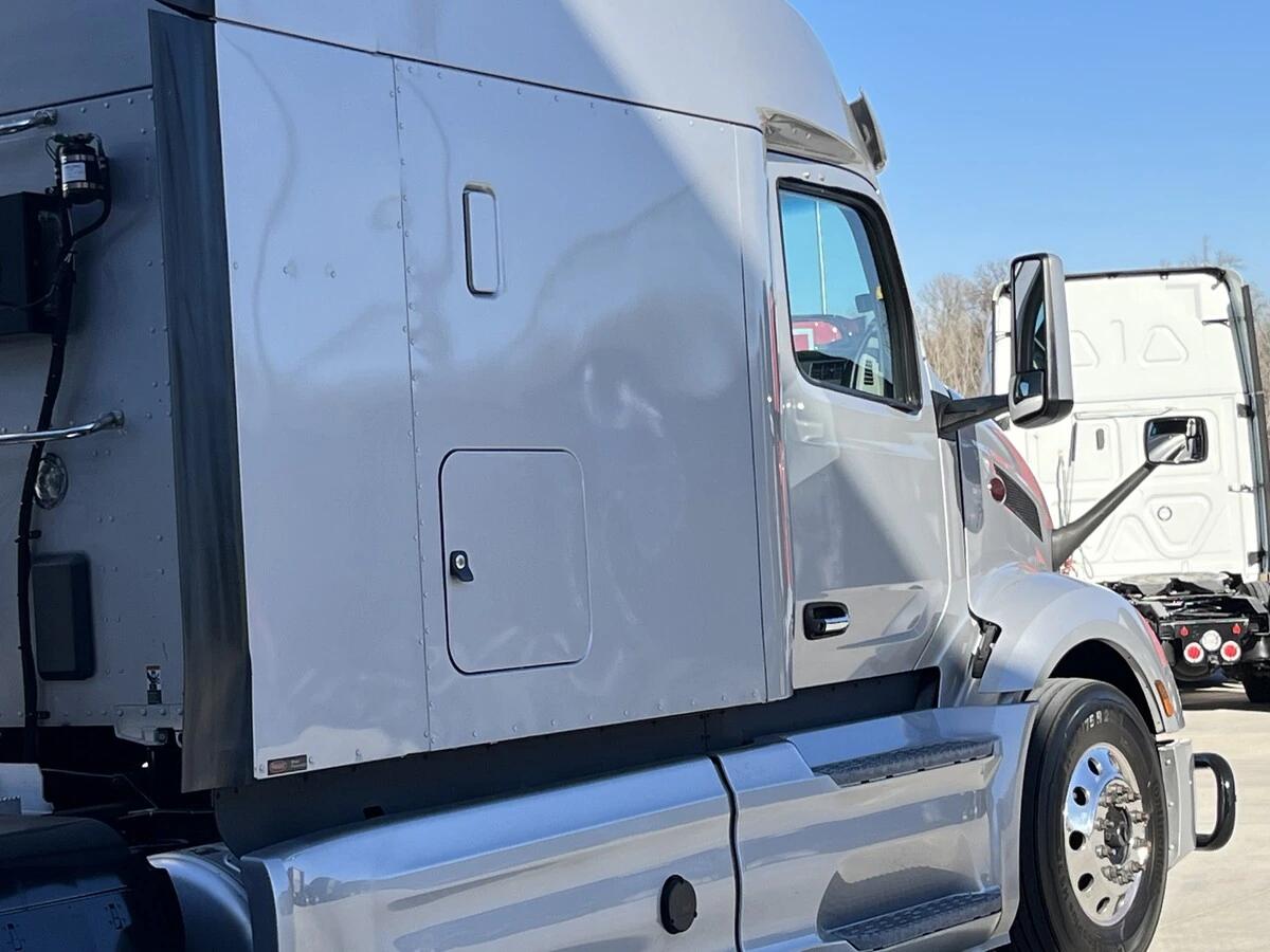 2023 Peterbilt 579 in Kansas City, MO — photo 9