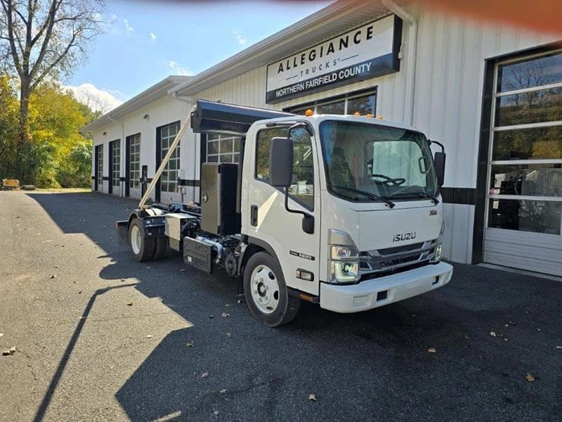 2024 Isuzu NRR in Union, NJ — photo 2