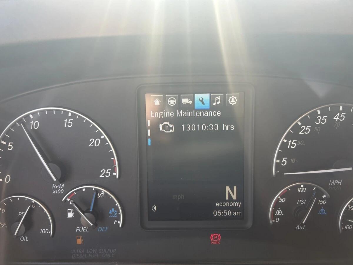 2022 Freightliner Cascadia — photo 23