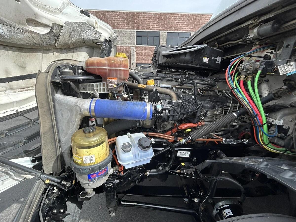 2022 Freightliner Cascadia — photo 24