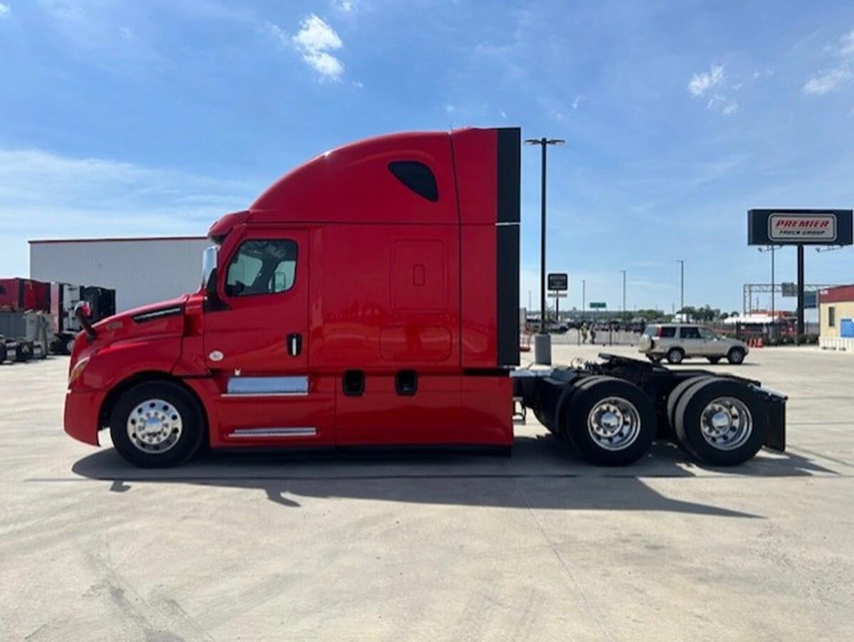 2022 Freightliner Cascadia — photo 2