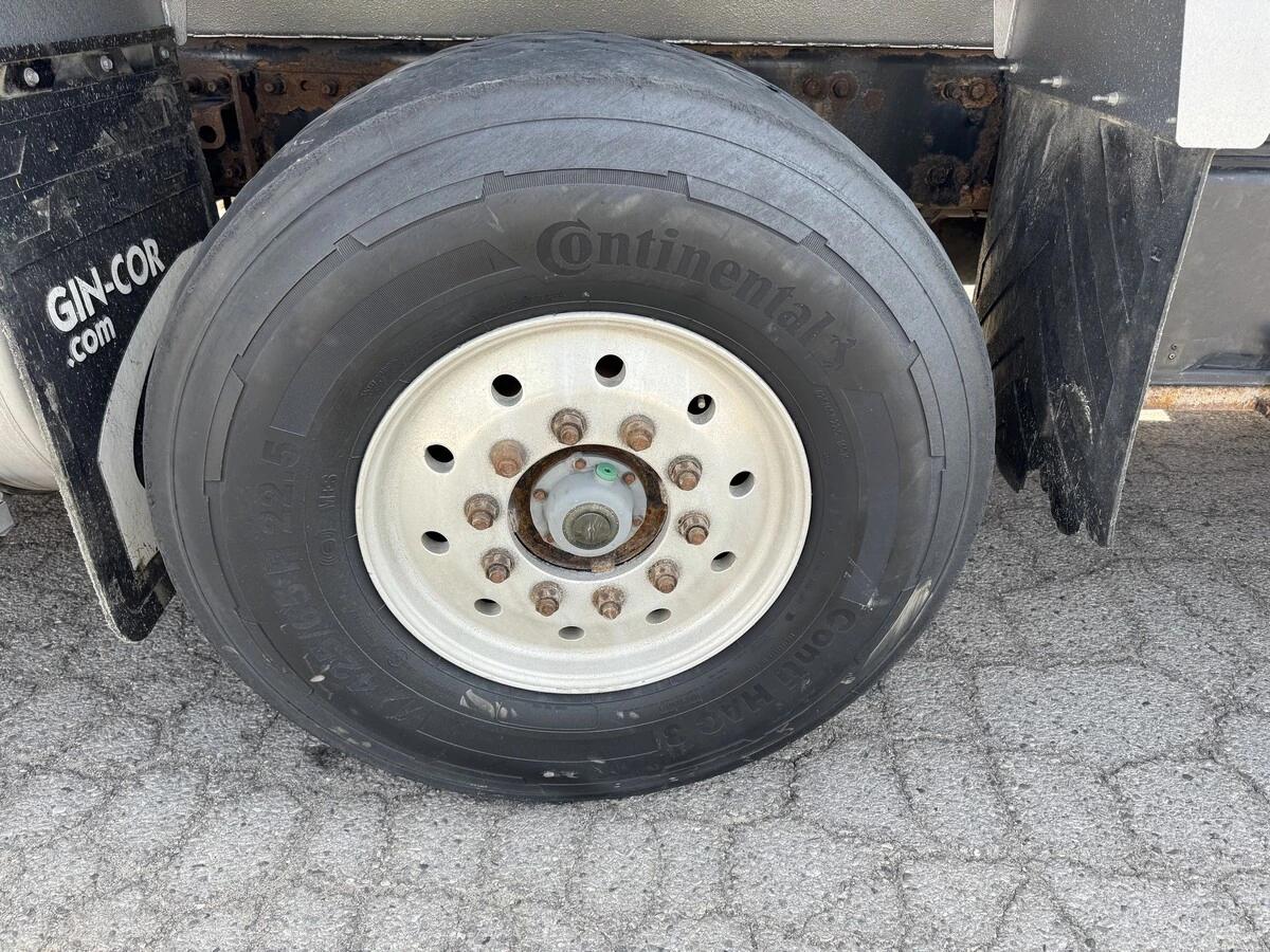 2013 Freightliner 114SD — photo 12