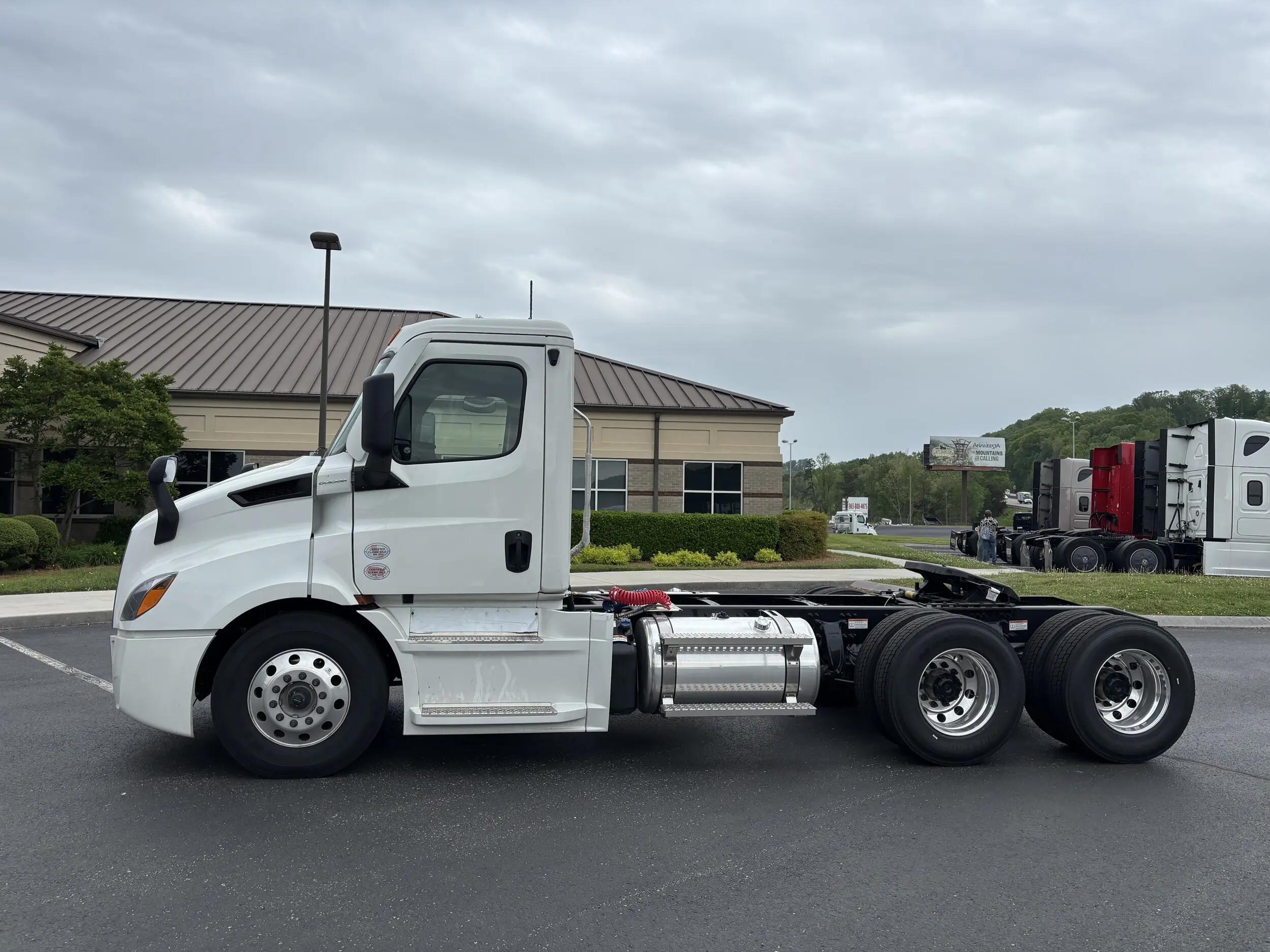 2026 Freightliner Cascadia in Knoxville, TN — photo 2