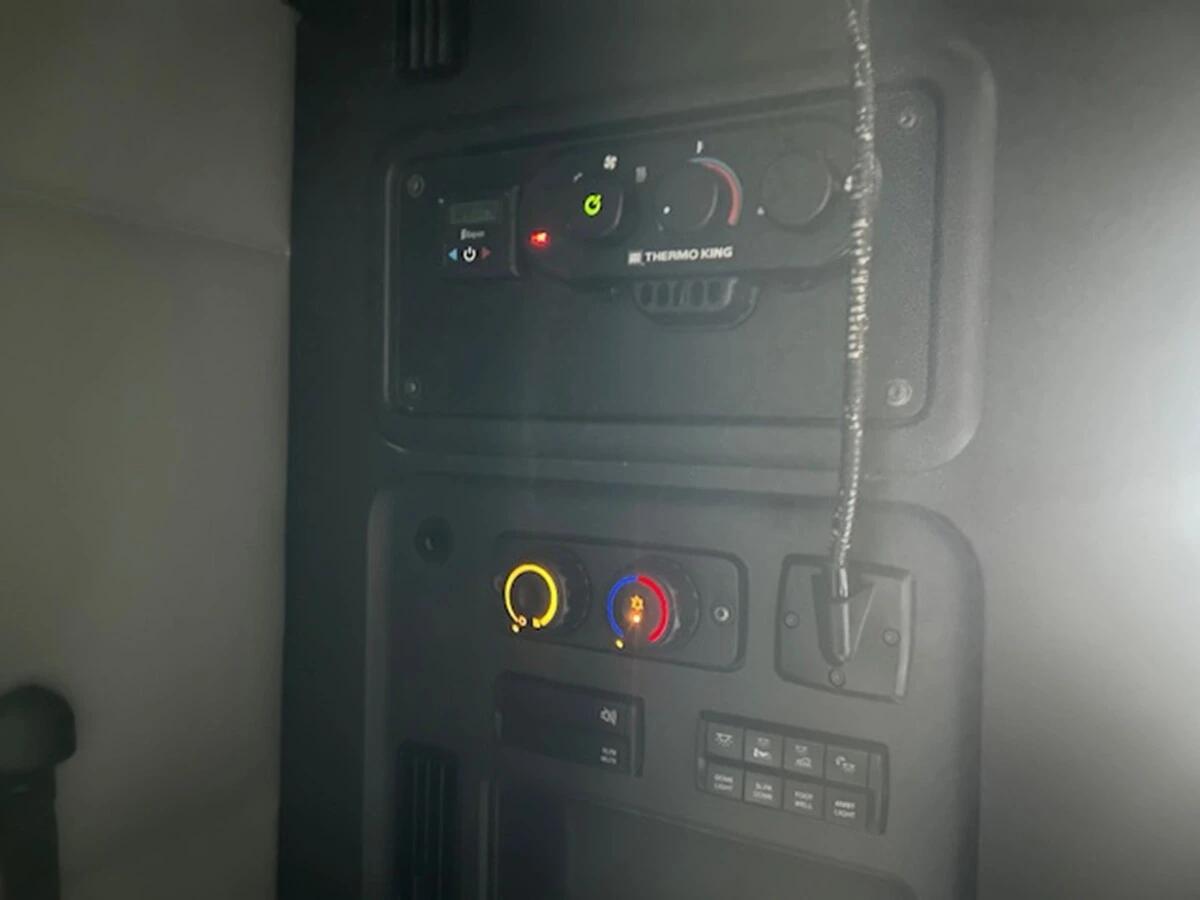 2022 Freightliner Cascadia — photo 17
