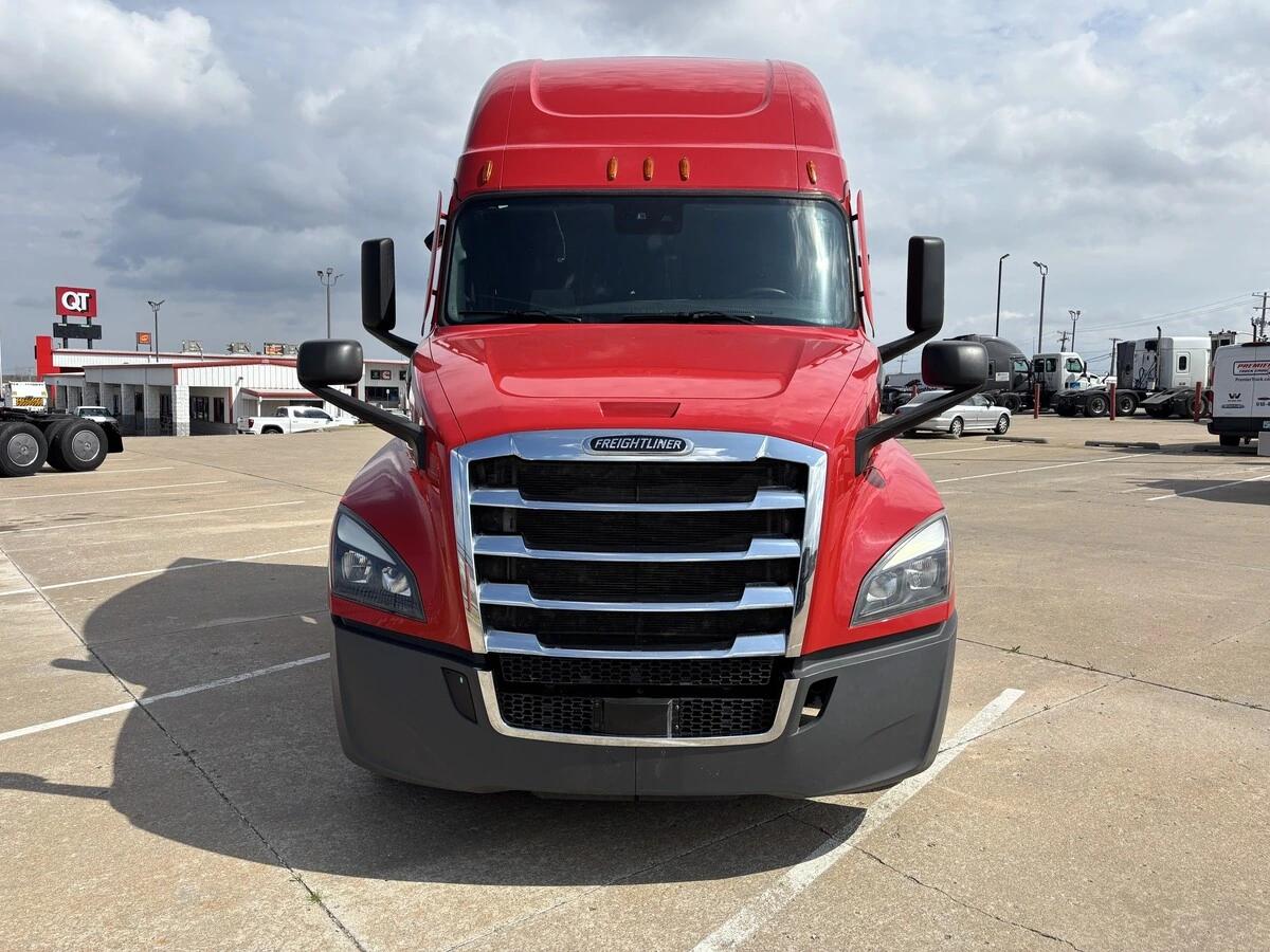 2022 Freightliner Cascadia in Tulsa, OK — photo 2