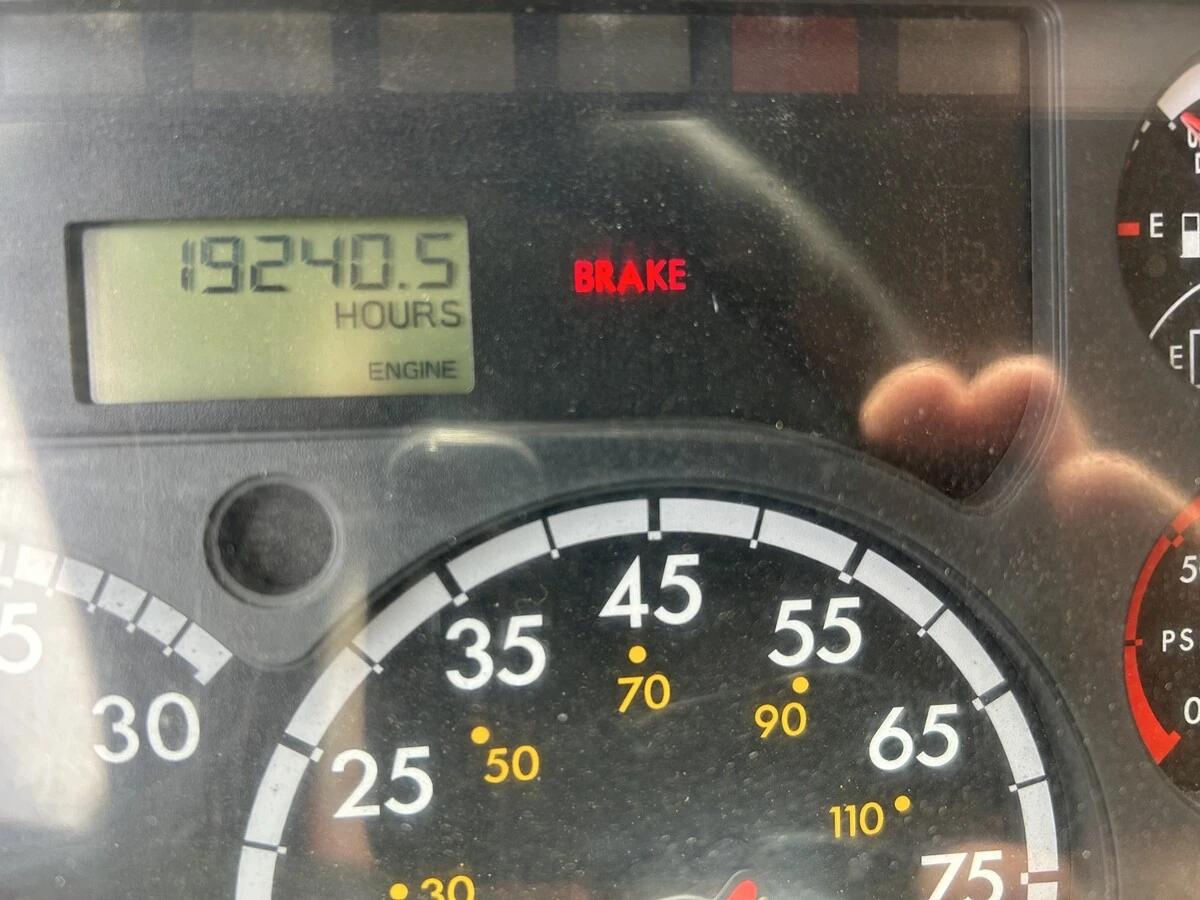 2014 Freightliner Cascadia — photo 25
