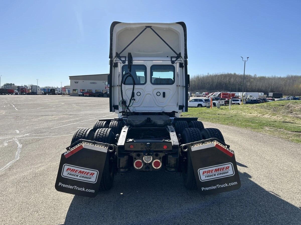 2023 Freightliner Cascadia — photo 6