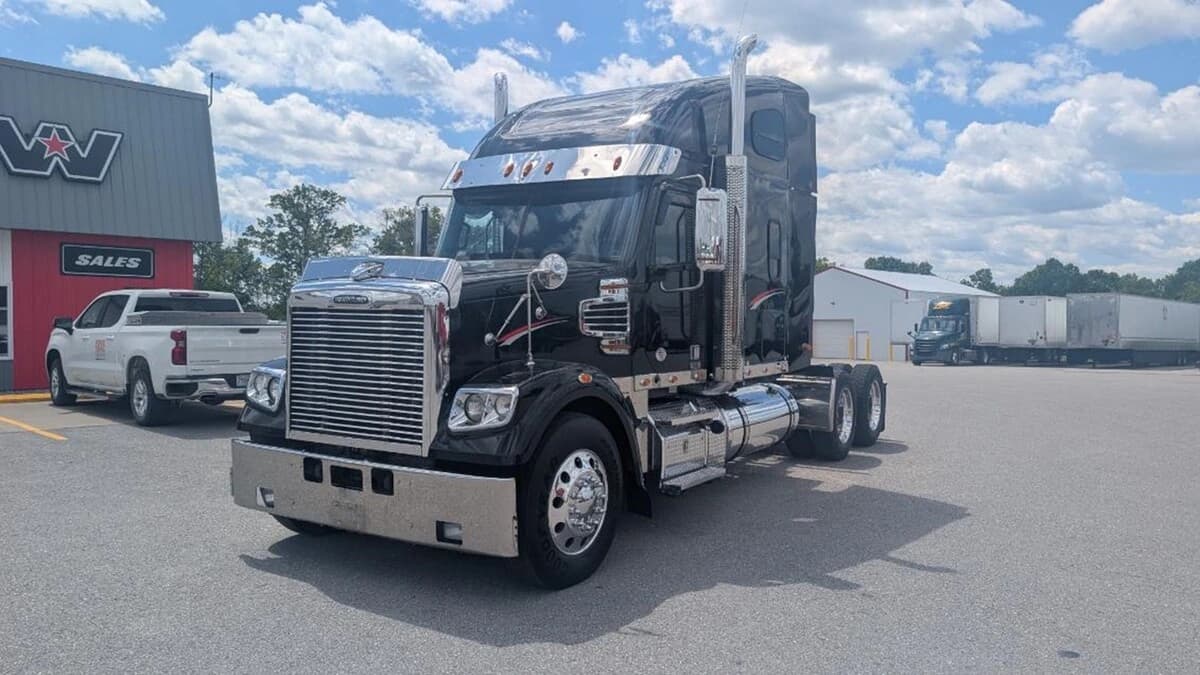 2022 Freightliner 122SD — photo 2