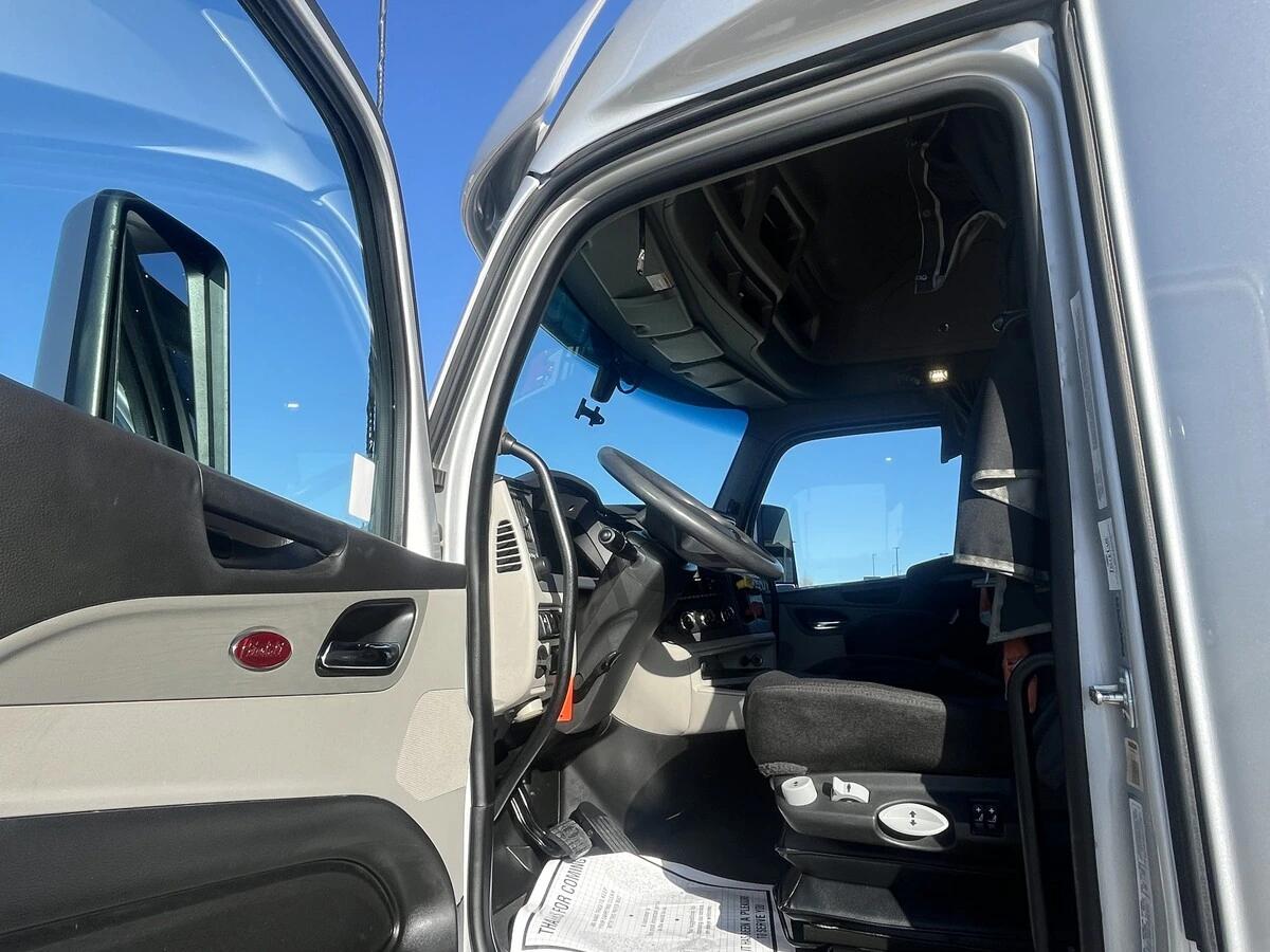 2023 Peterbilt 579 in Kansas City, MO — photo 14