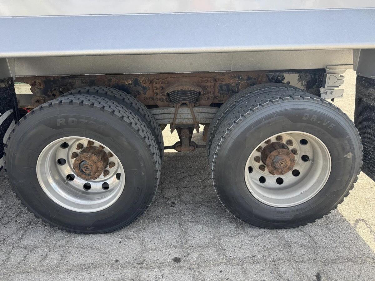 2013 Freightliner 114SD — photo 8