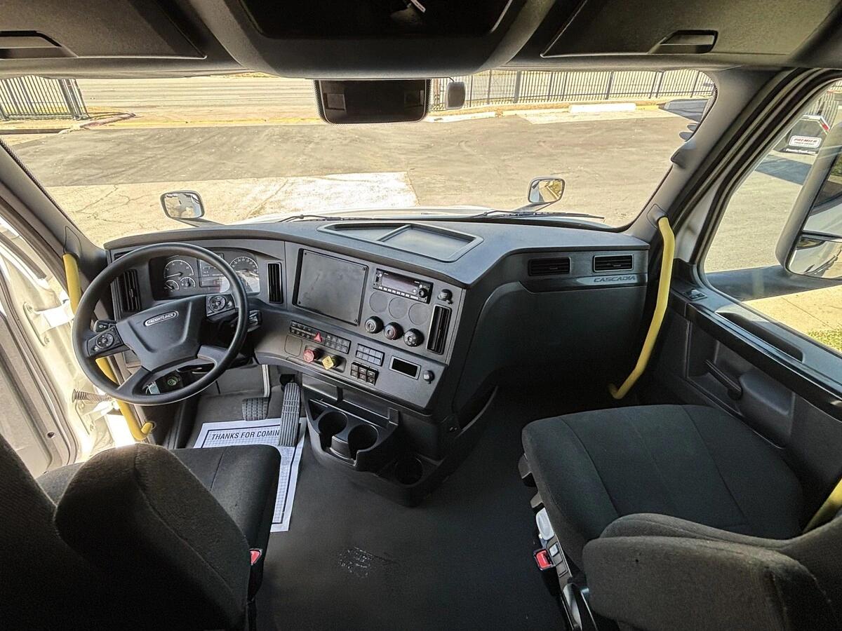 2024 Freightliner Cascadia in Dallas, TX — photo 11