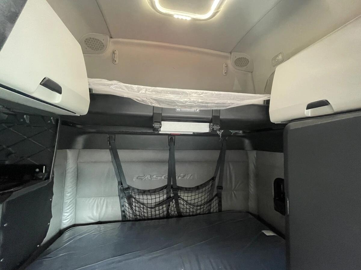 2022 Freightliner Cascadia — photo 26
