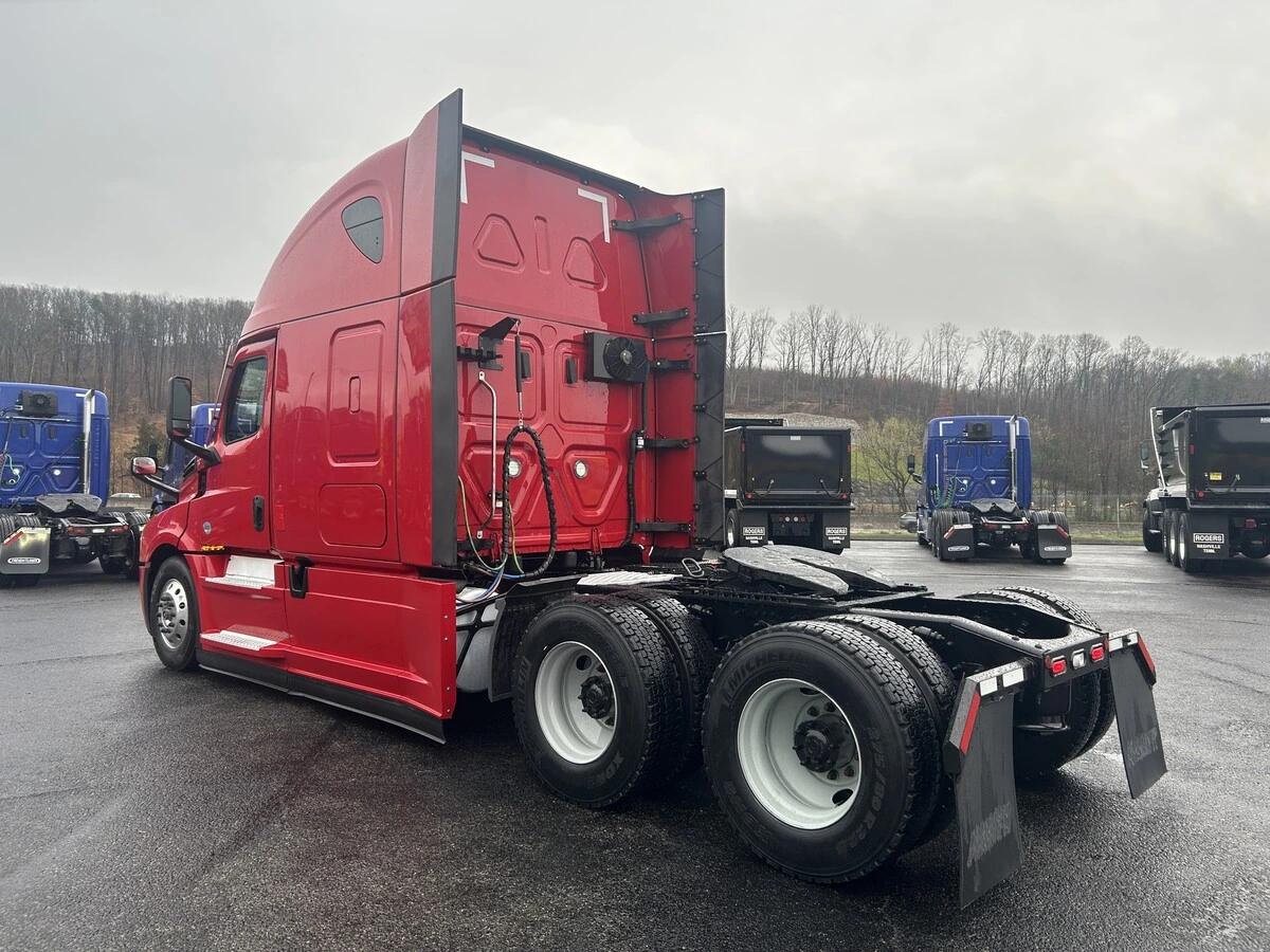 2022 Freightliner Cascadia in Knoxville, TN — photo 3