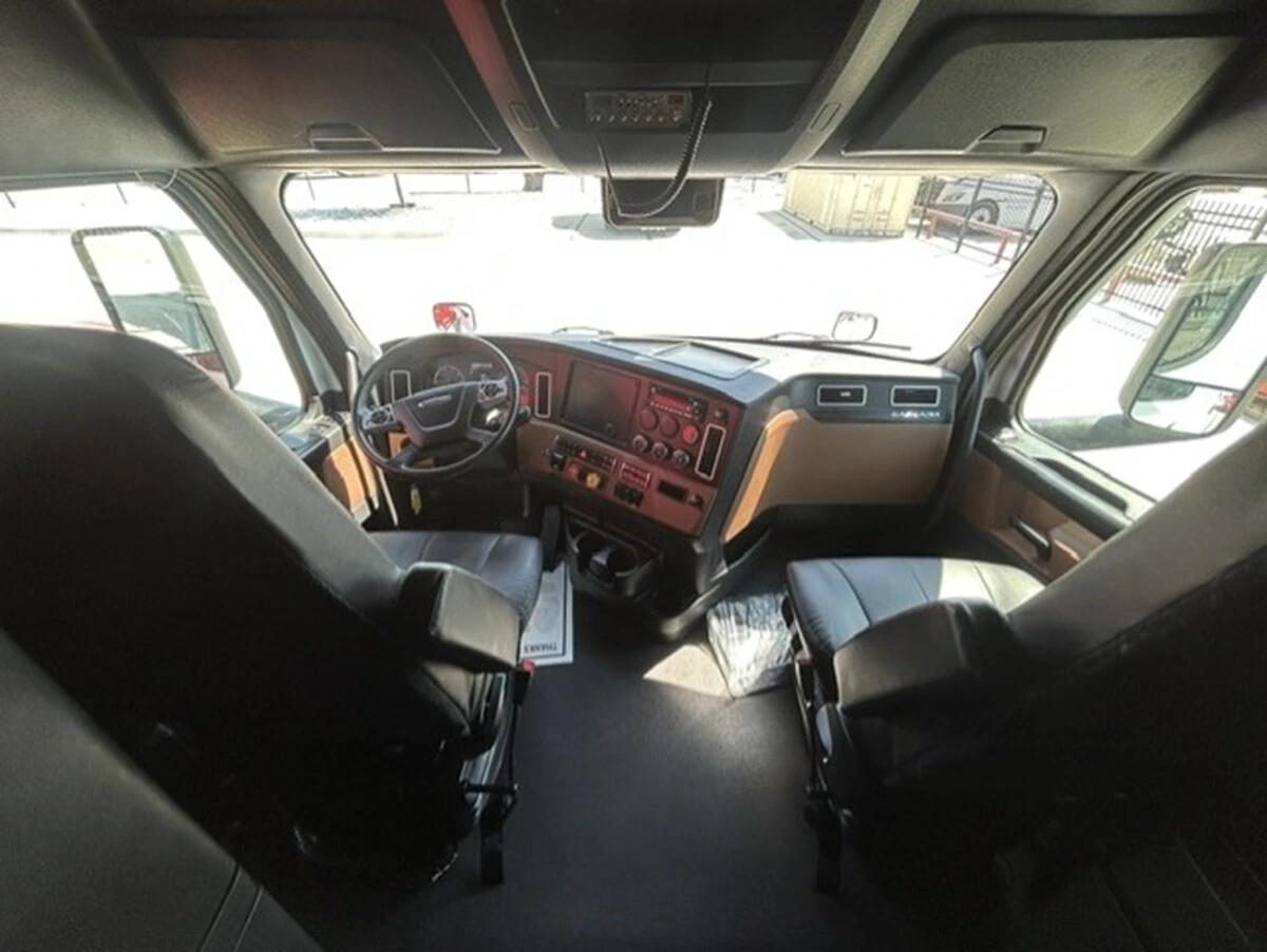2025 Freightliner Cascadia — photo 20