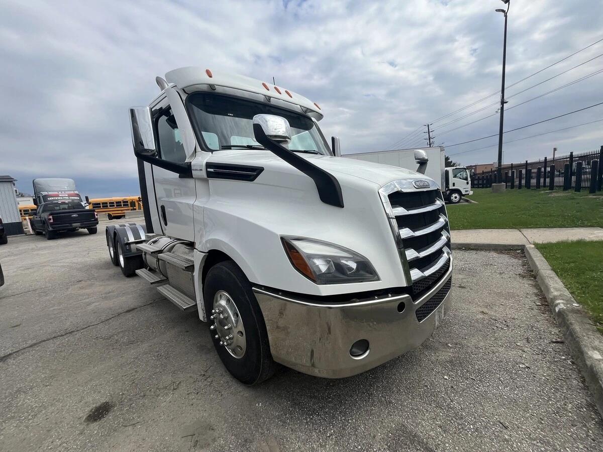 2021 Freightliner Cascadia — photo 3