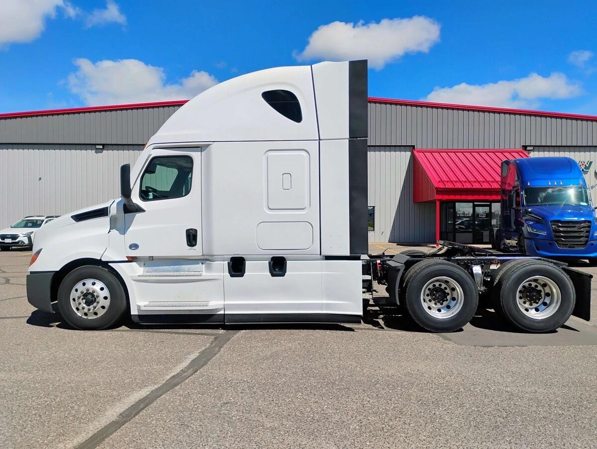 2022 Freightliner Cascadia — photo 8