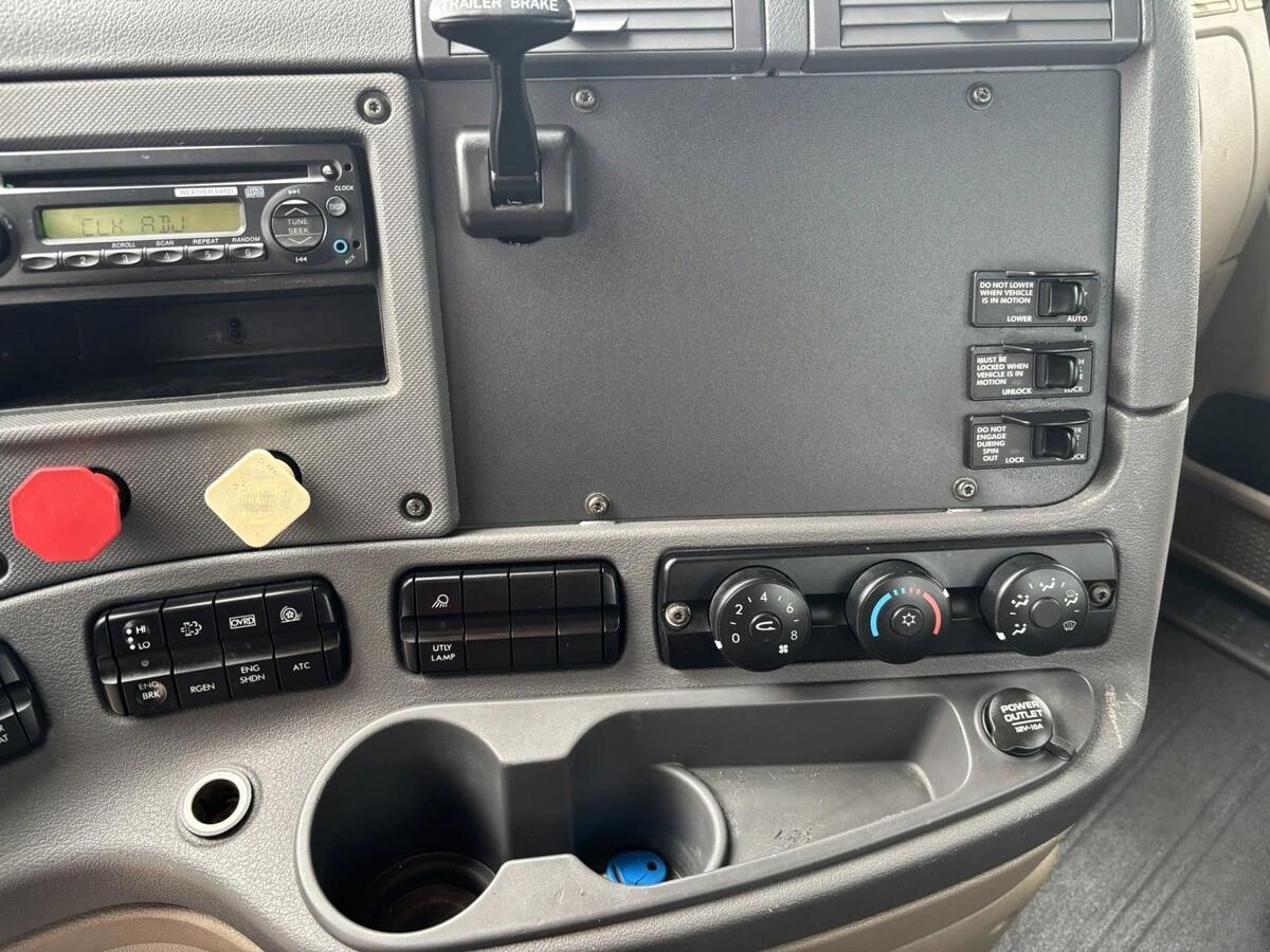 2014 Freightliner Cascadia — photo 17
