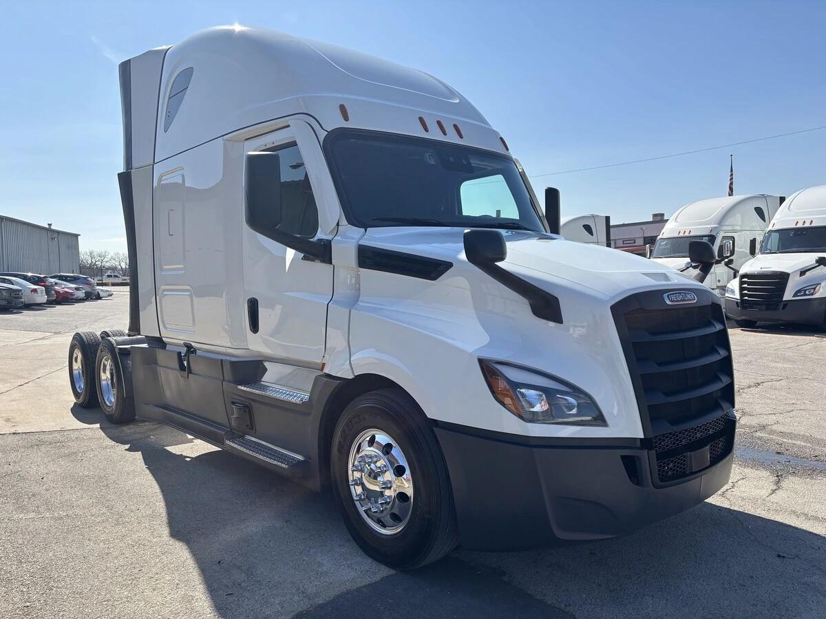 2024 Freightliner Cascadia in Dallas, TX — photo 3
