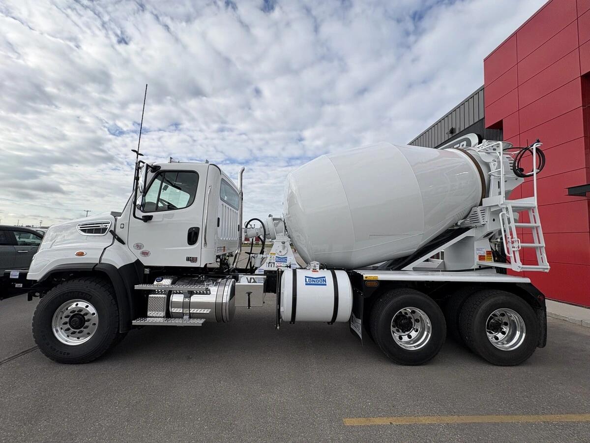 2027 Freightliner 114SD — photo 10
