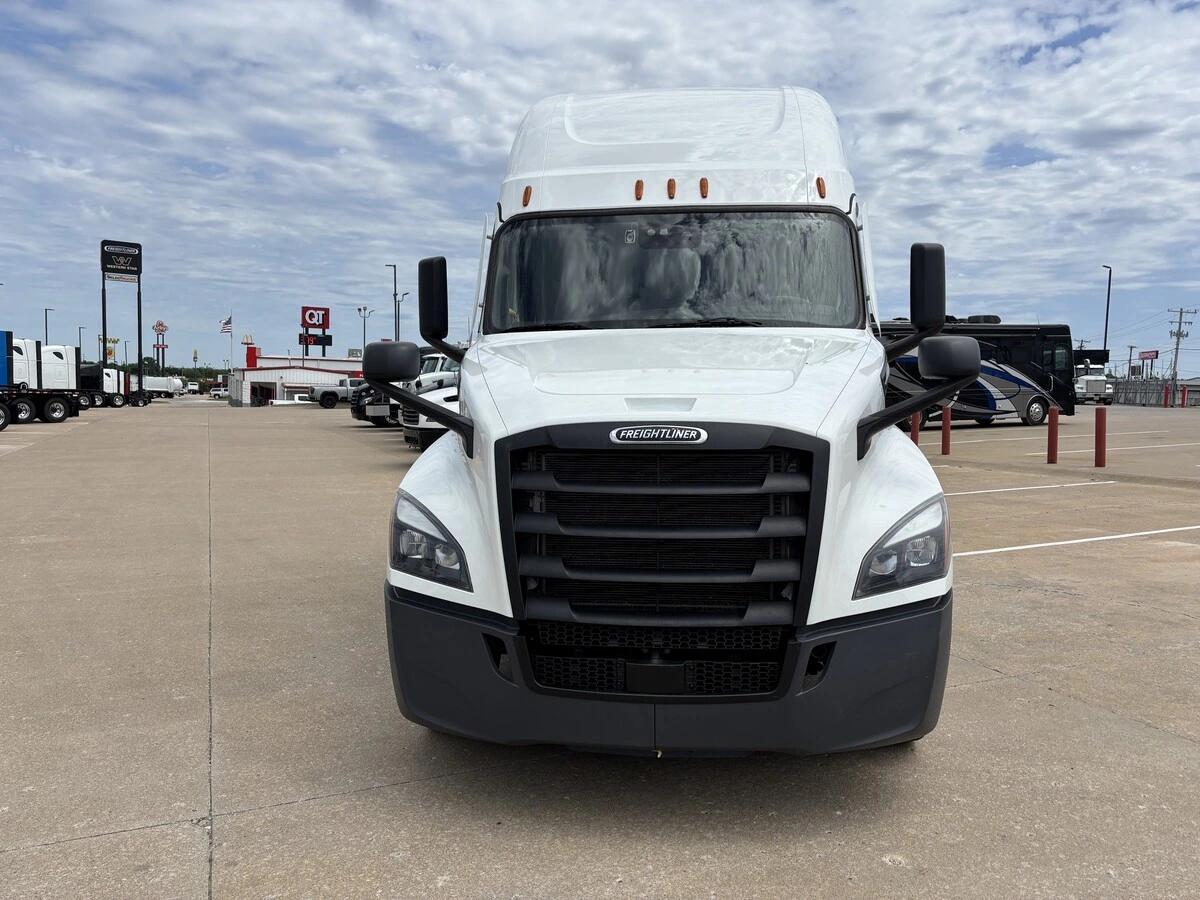 2025 Freightliner Cascadia — photo 2