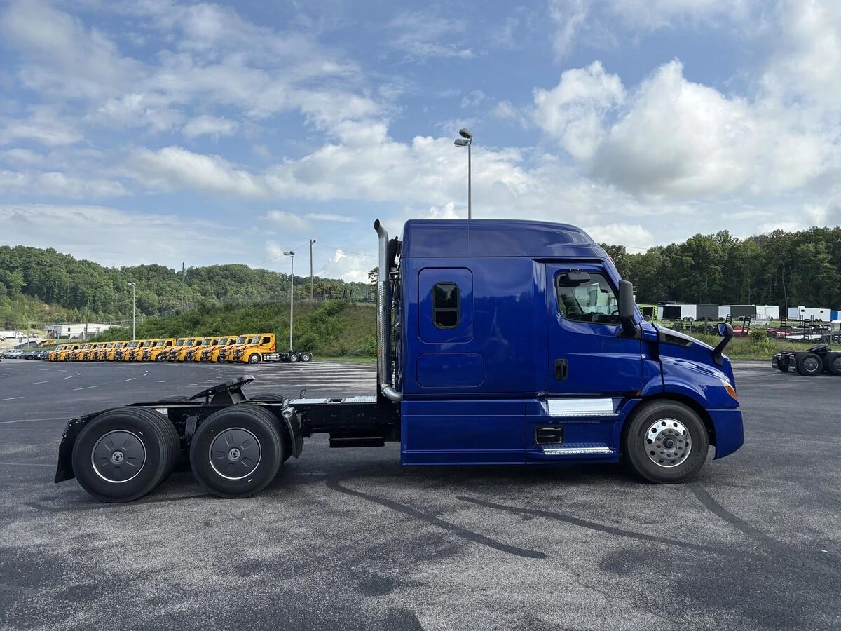 2026 Freightliner Cascadia in Knoxville, TN — photo 4