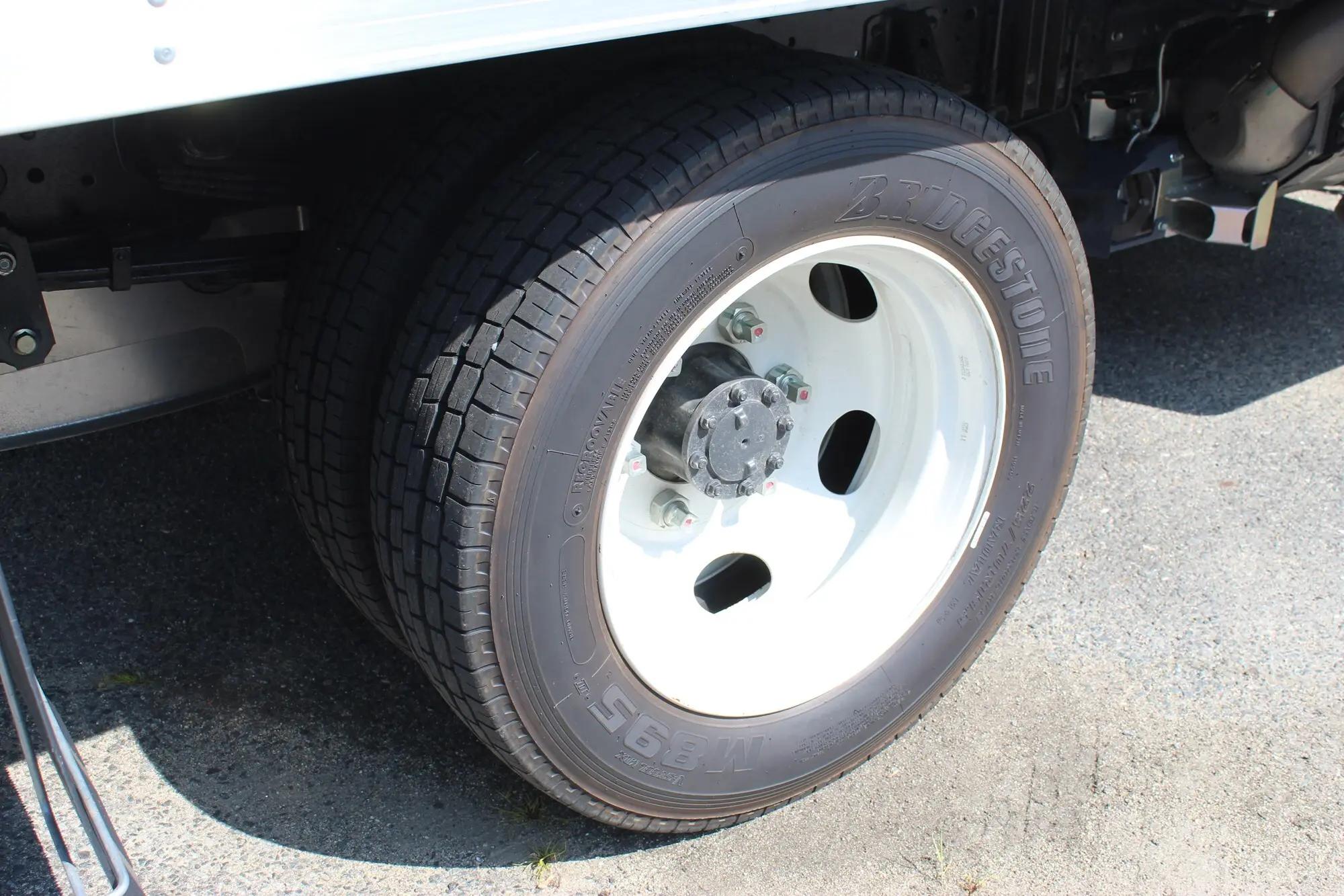 2024 Isuzu NRR in Wilmington, MA — photo 20