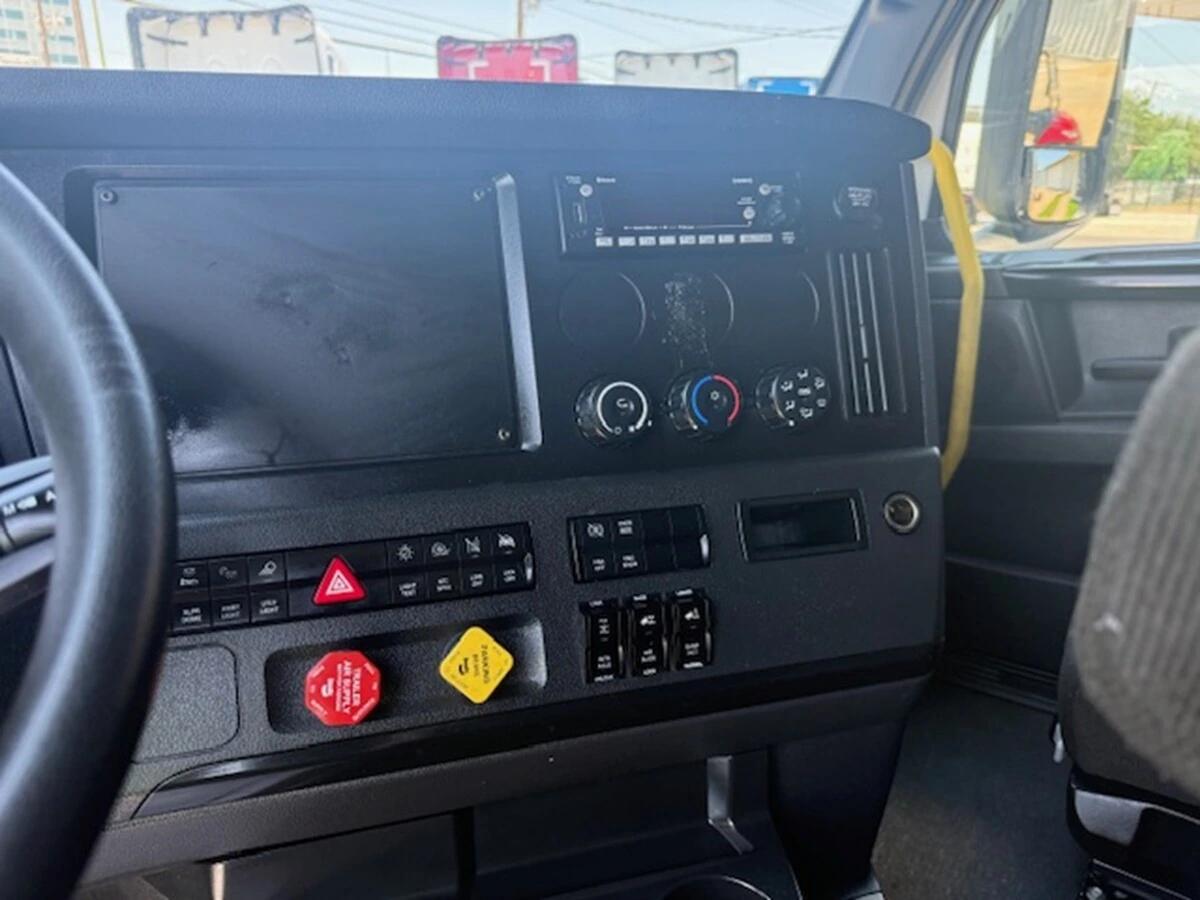 2025 Freightliner Cascadia — photo 11