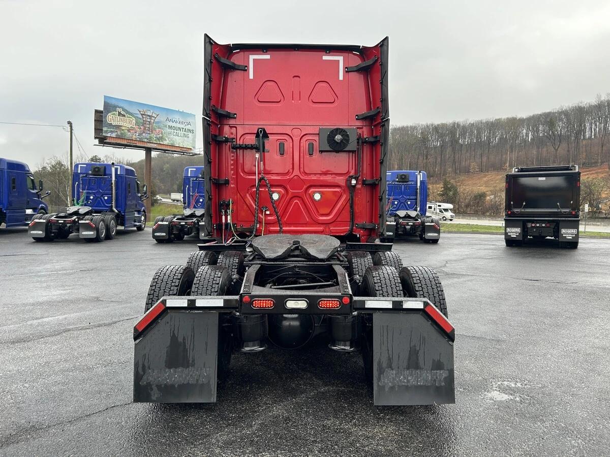 2022 Freightliner Cascadia in Knoxville, TN — photo 4