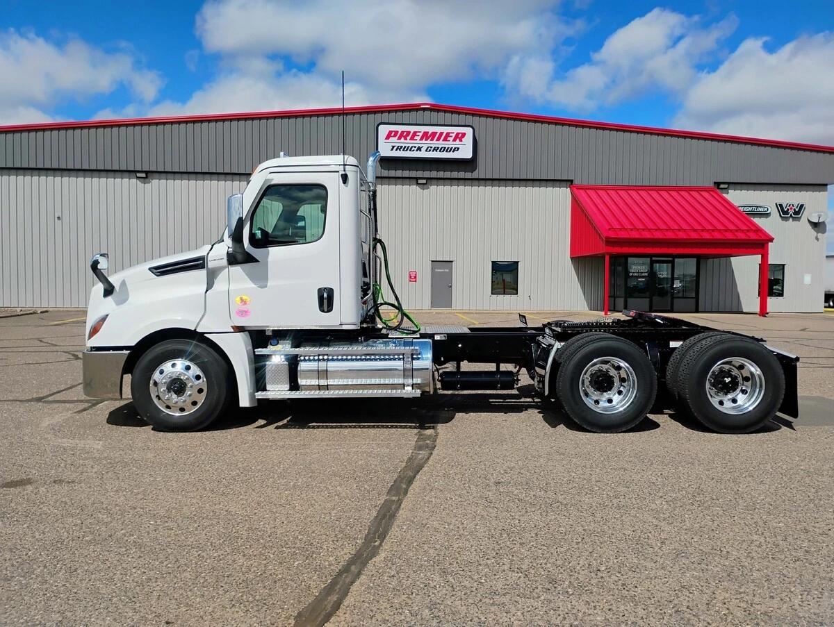 2027 Freightliner Cascadia — photo 8