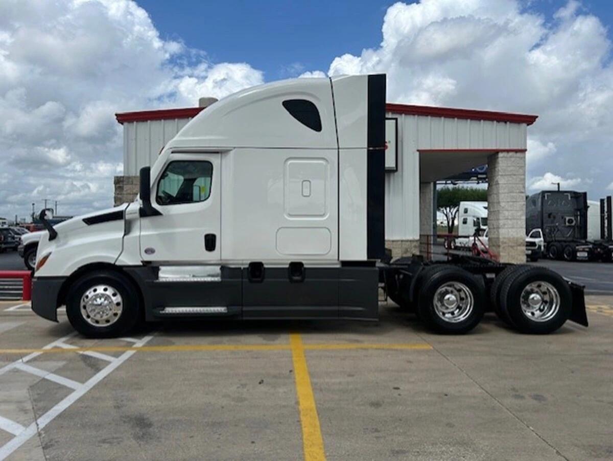 2024 Freightliner Cascadia — photo 2