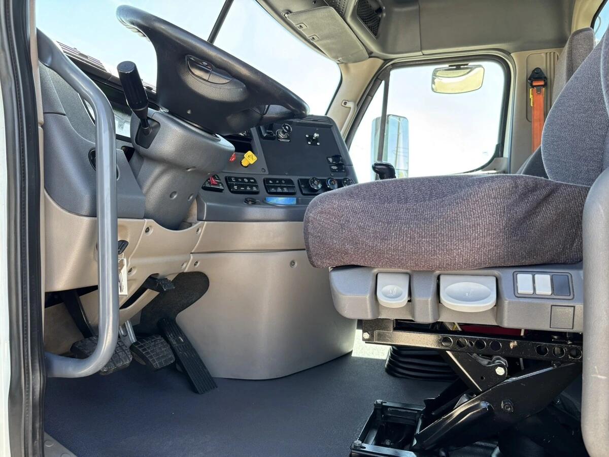 2020 Freightliner Cascadia — photo 14
