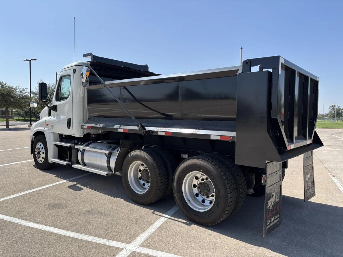 2020 Freightliner Cascadia — photo 7