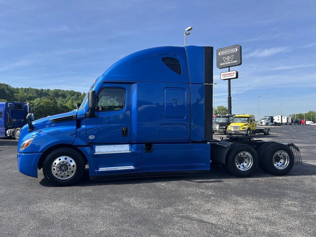 2022 Freightliner Cascadia — photo 2