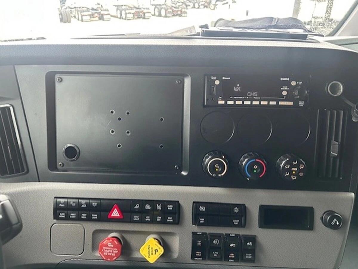 2022 Freightliner Cascadia — photo 22