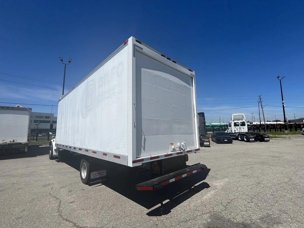 2019 Freightliner M2 106 — photo 9