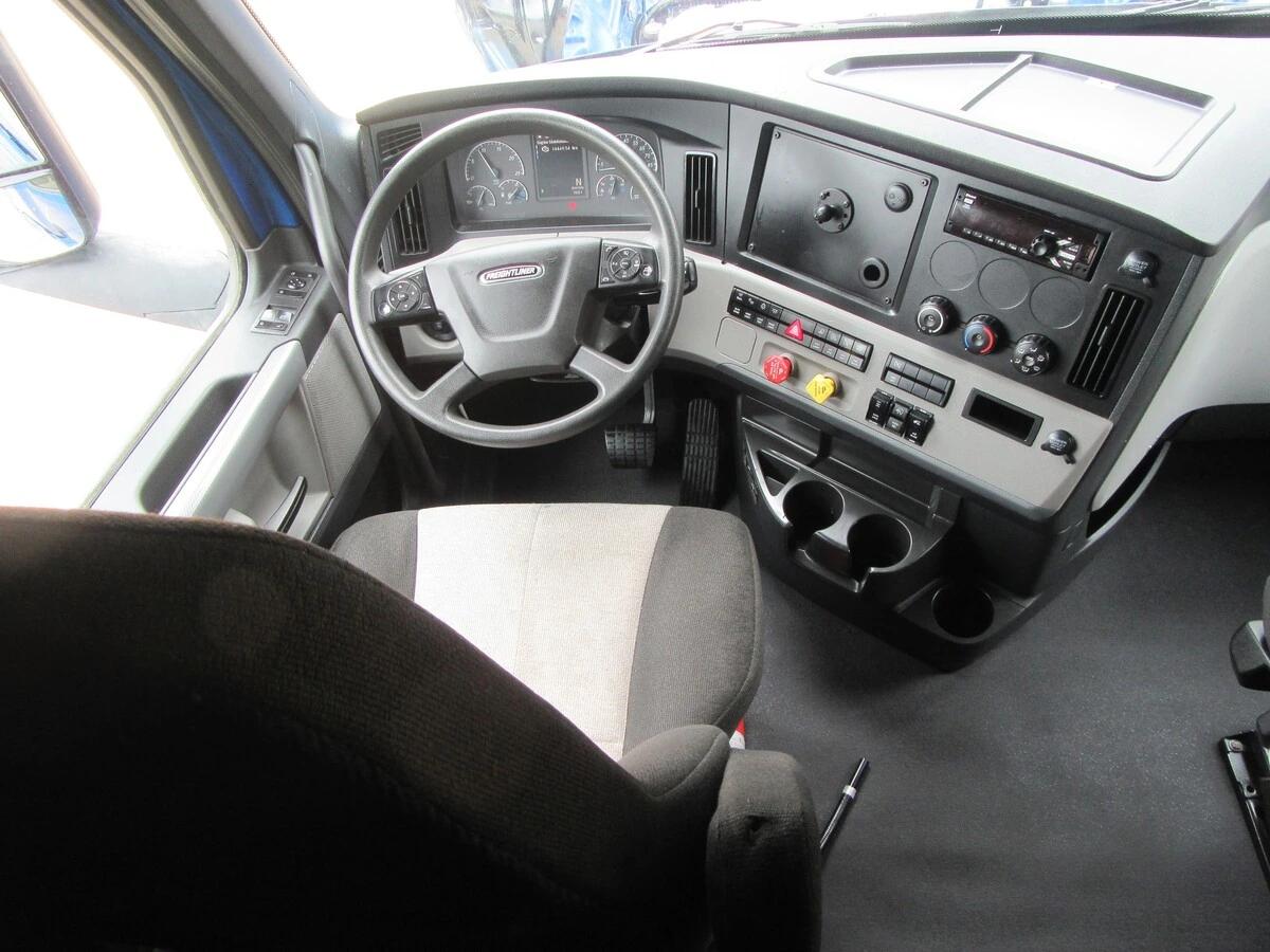 2022 Freightliner Cascadia — photo 19