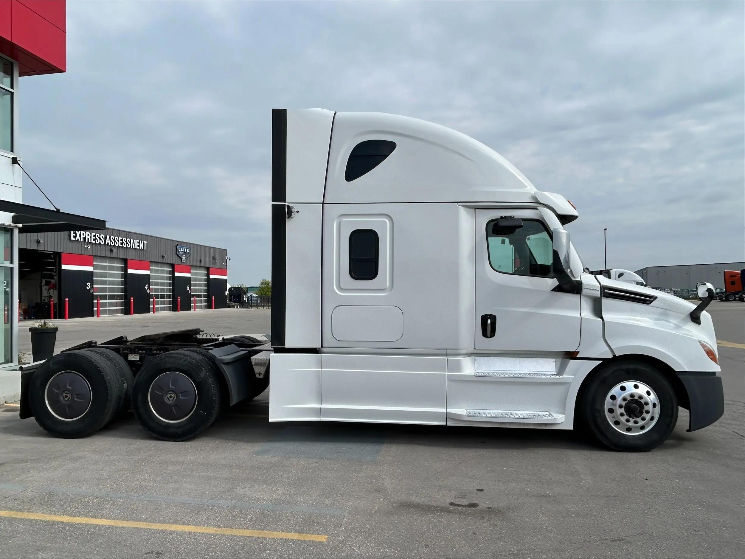 2022 Freightliner Cascadia in Winnipeg, MB — photo 4
