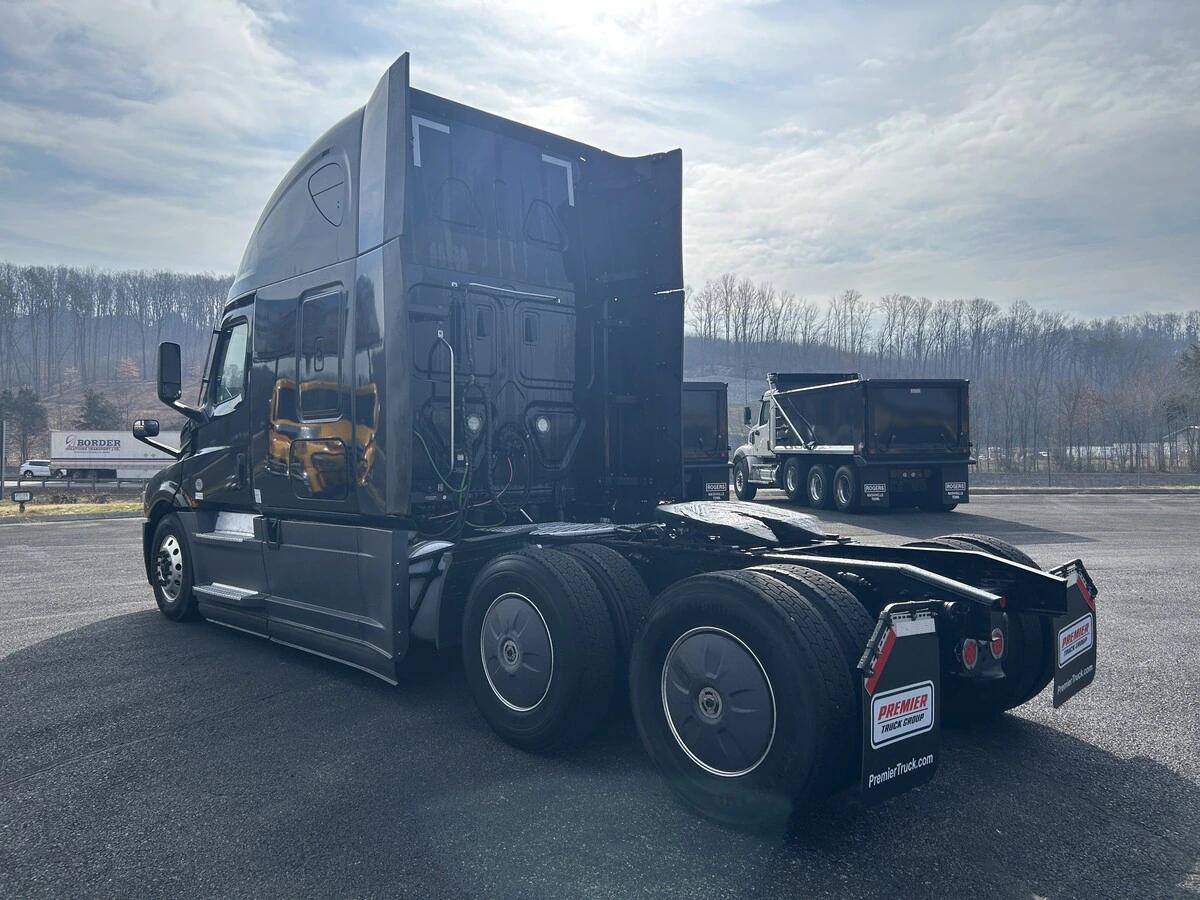 2022 Freightliner Cascadia in Knoxville, TN — photo 3