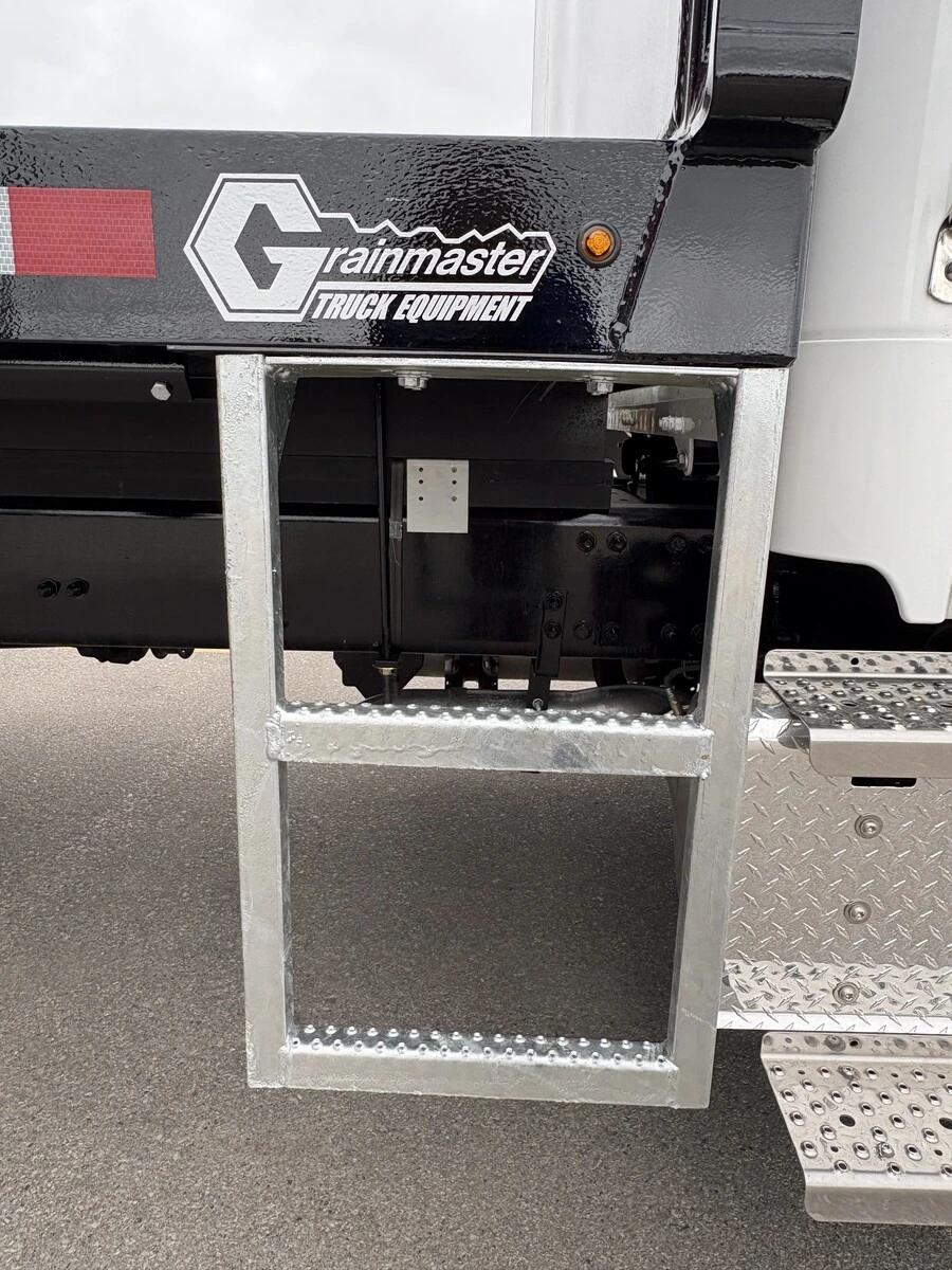 2027 Freightliner M2 106 — photo 4