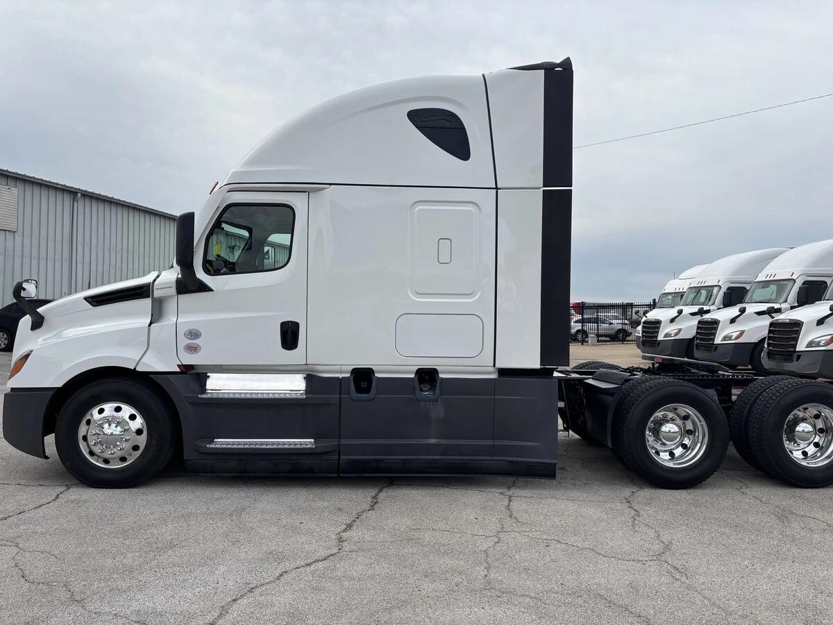 2025 Freightliner Cascadia — photo 7