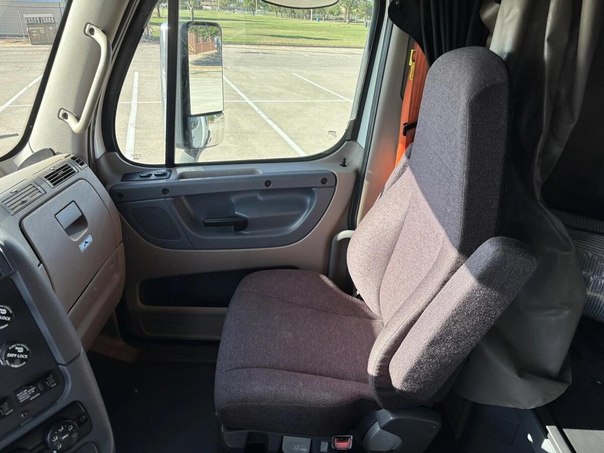 2018 Freightliner Cascadia — photo 18