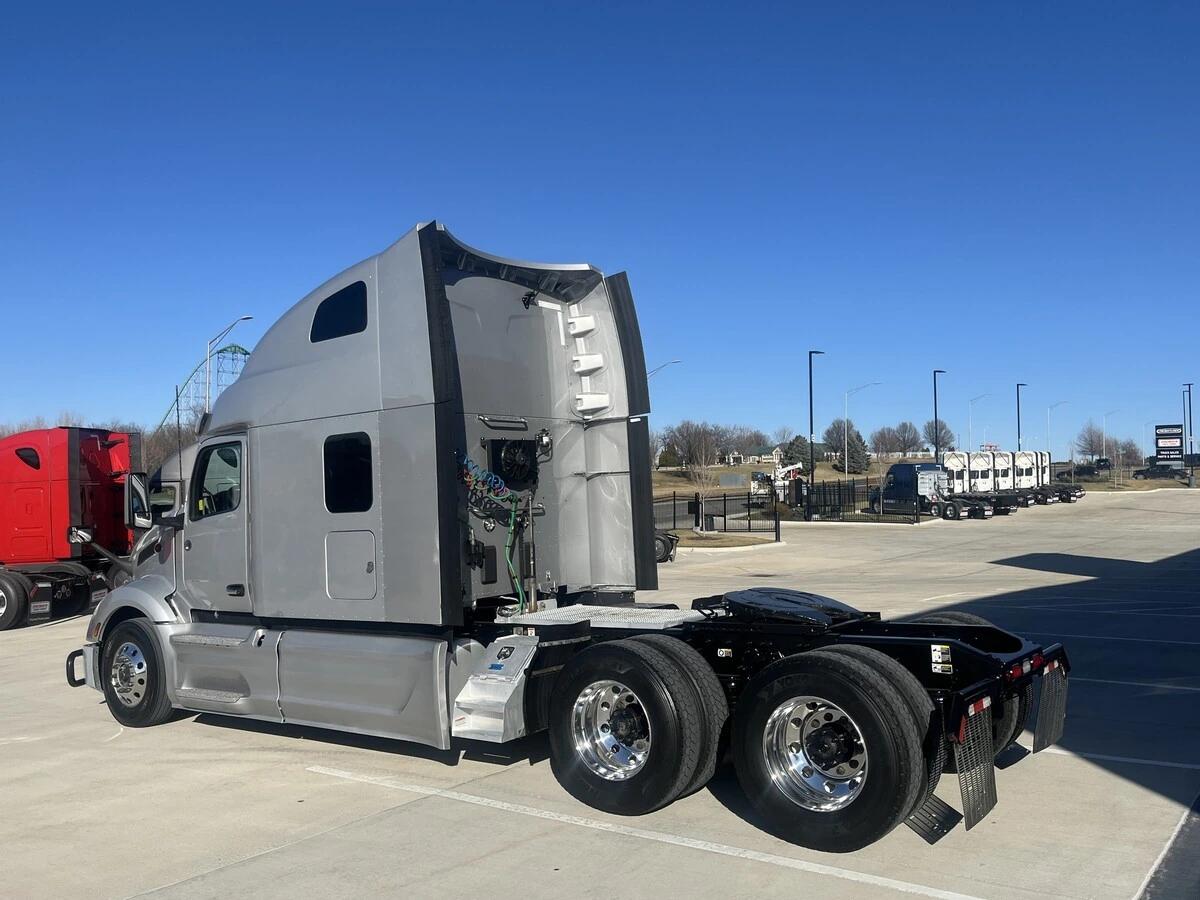 2023 Peterbilt 579 in Kansas City, MO — photo 3