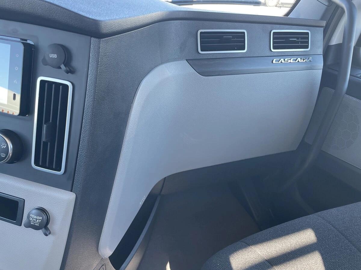 2027 Freightliner Cascadia — photo 32