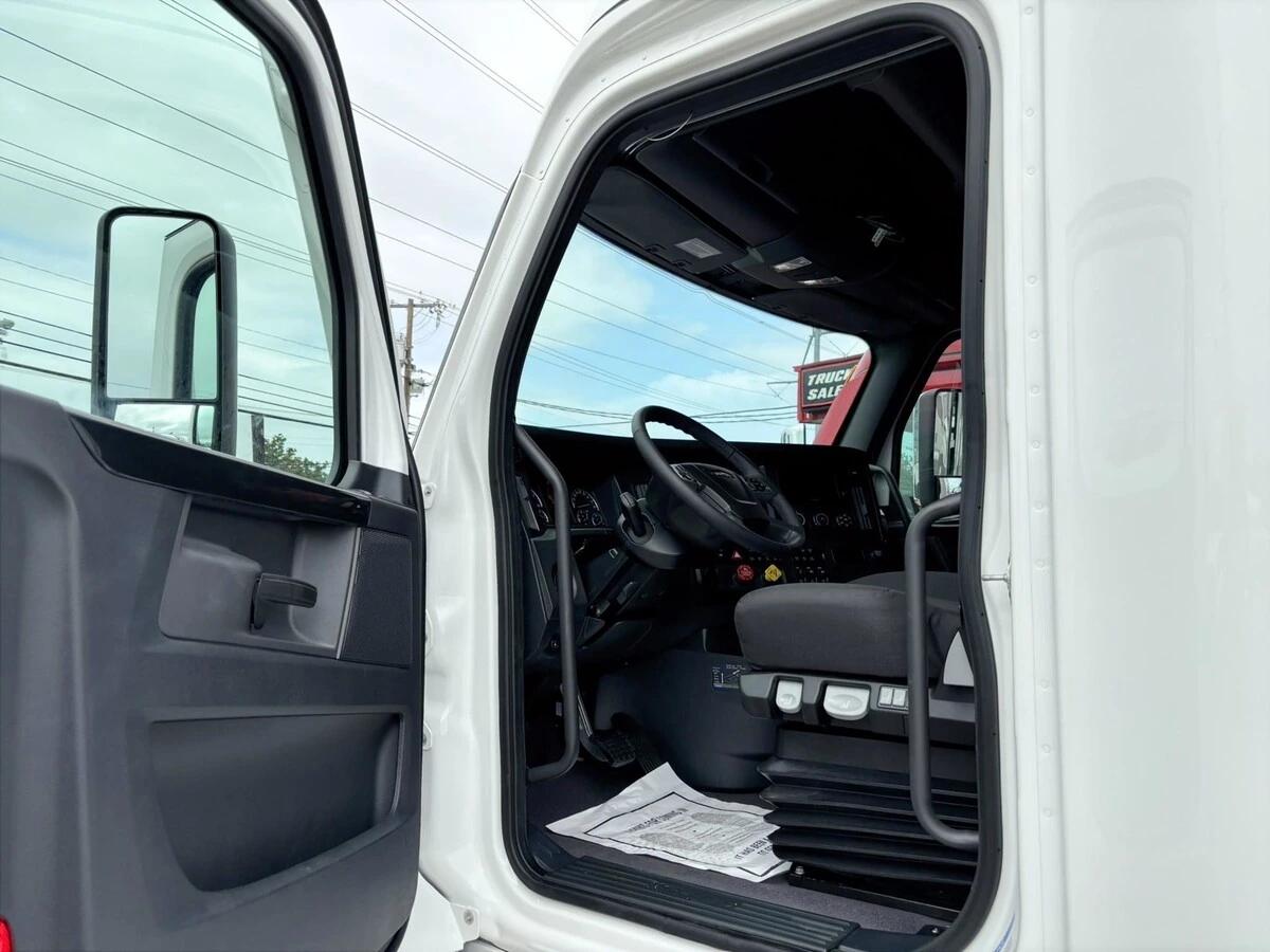 2027 Freightliner Cascadia — photo 7