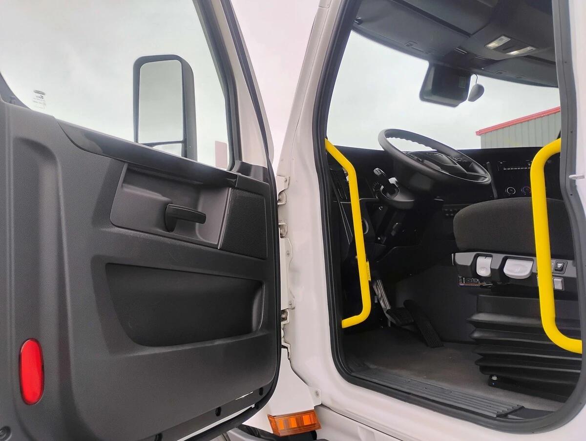 2025 Freightliner Cascadia — photo 14