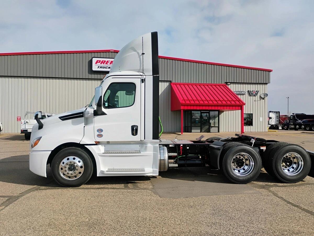 2027 Freightliner Cascadia — photo 8