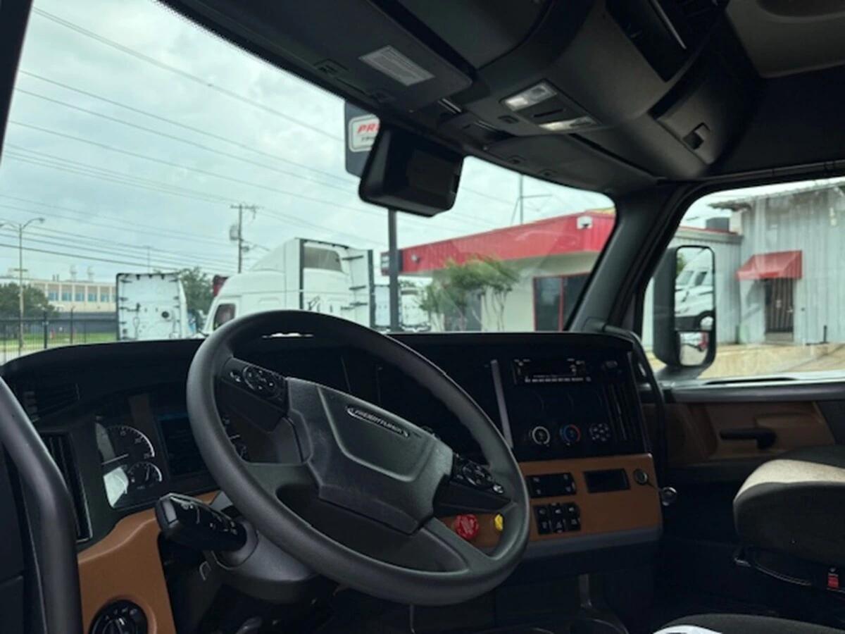 2022 Freightliner Cascadia — photo 7