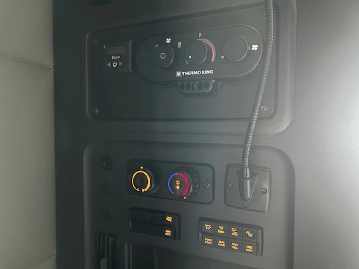 2022 Freightliner Cascadia — photo 17