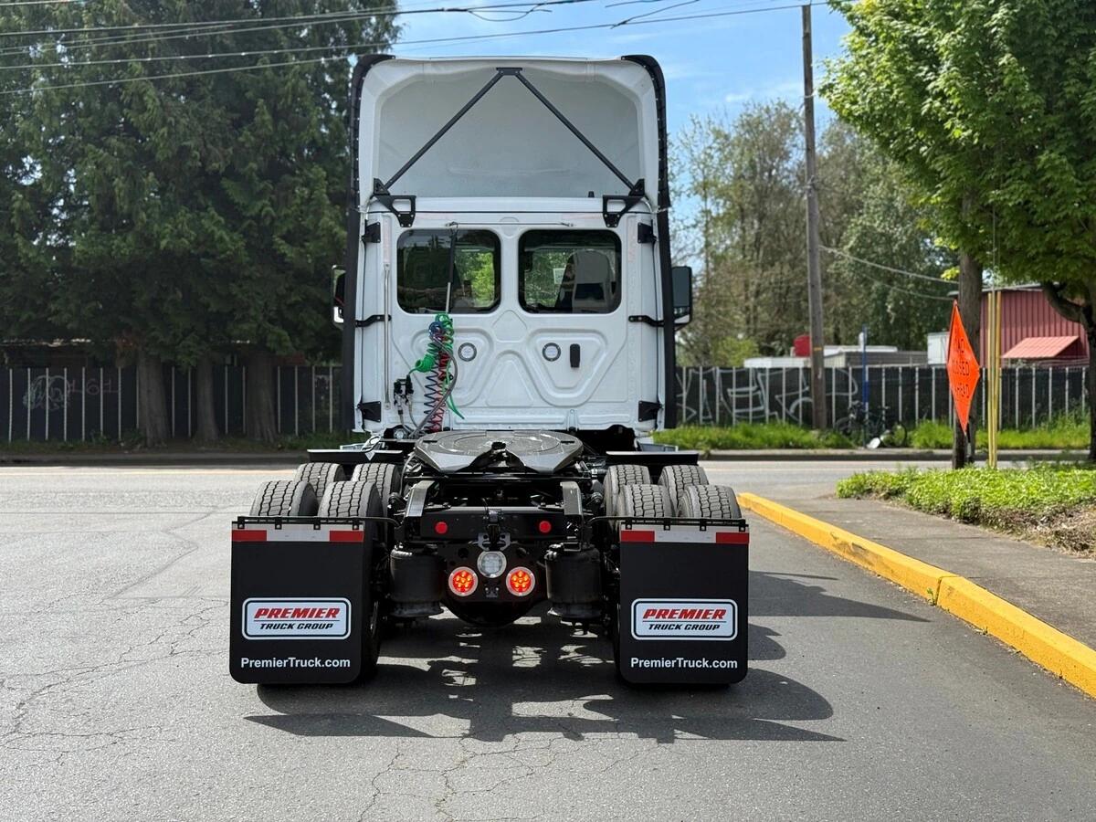2027 Freightliner Cascadia — photo 4
